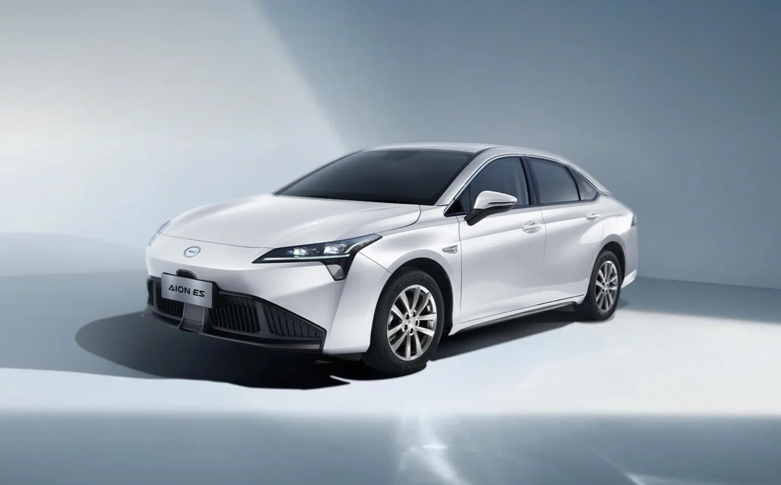 GAC AION ES branco — vista frontal 3/4
