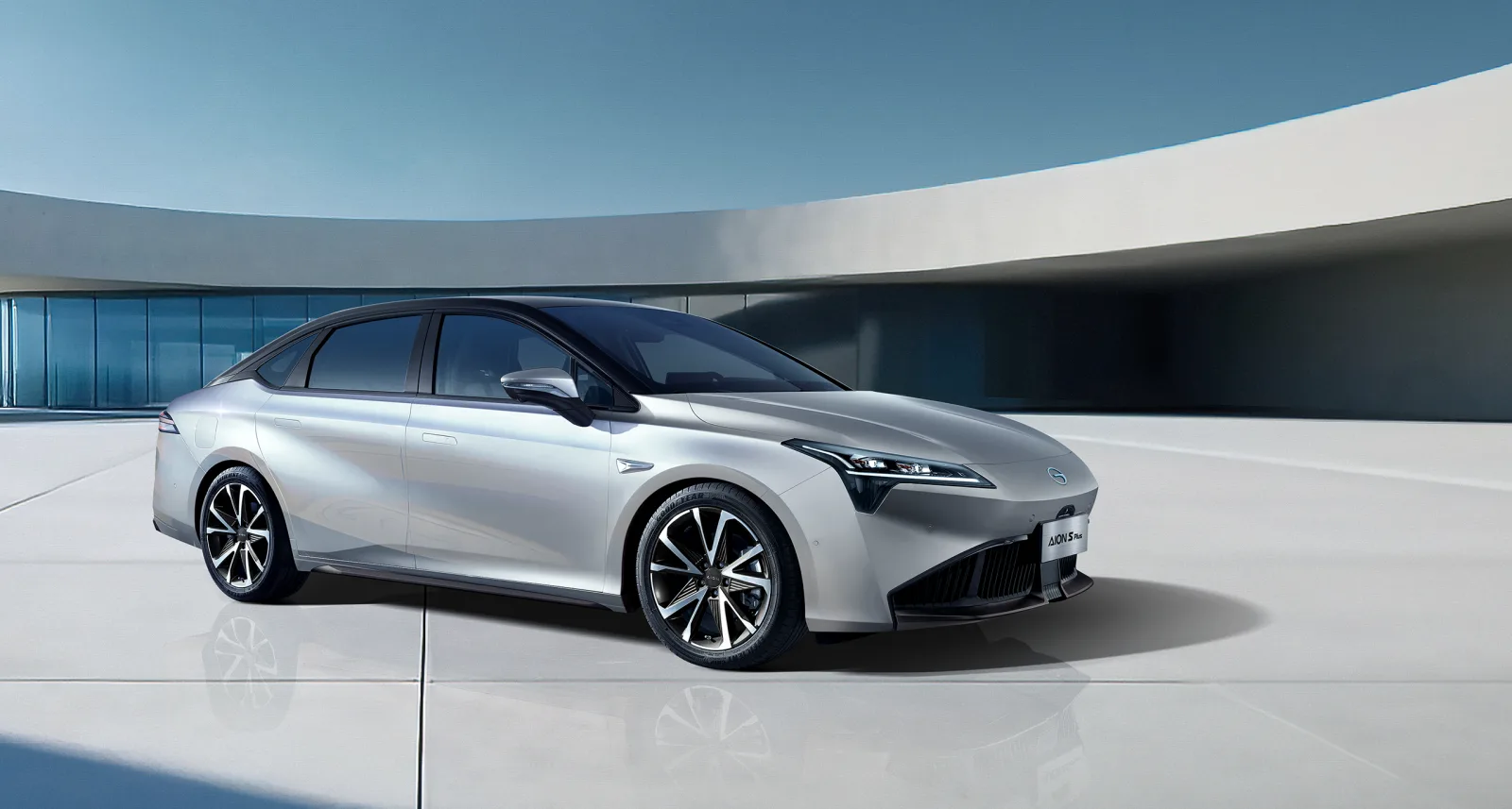 GAC AION prata — vista lateral dianteira